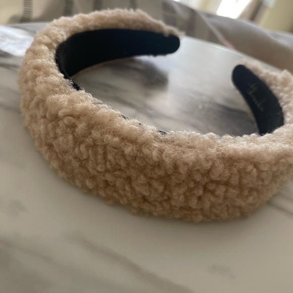 IYKYK!!!! Adorable sherpa head band from The Sis Kiss - Picture 1 of 2